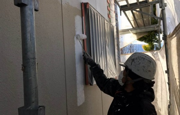神奈川県茅ヶ崎市　外壁塗装　屋根塗装　下塗りの役割　セミフロンⅡシリーズ