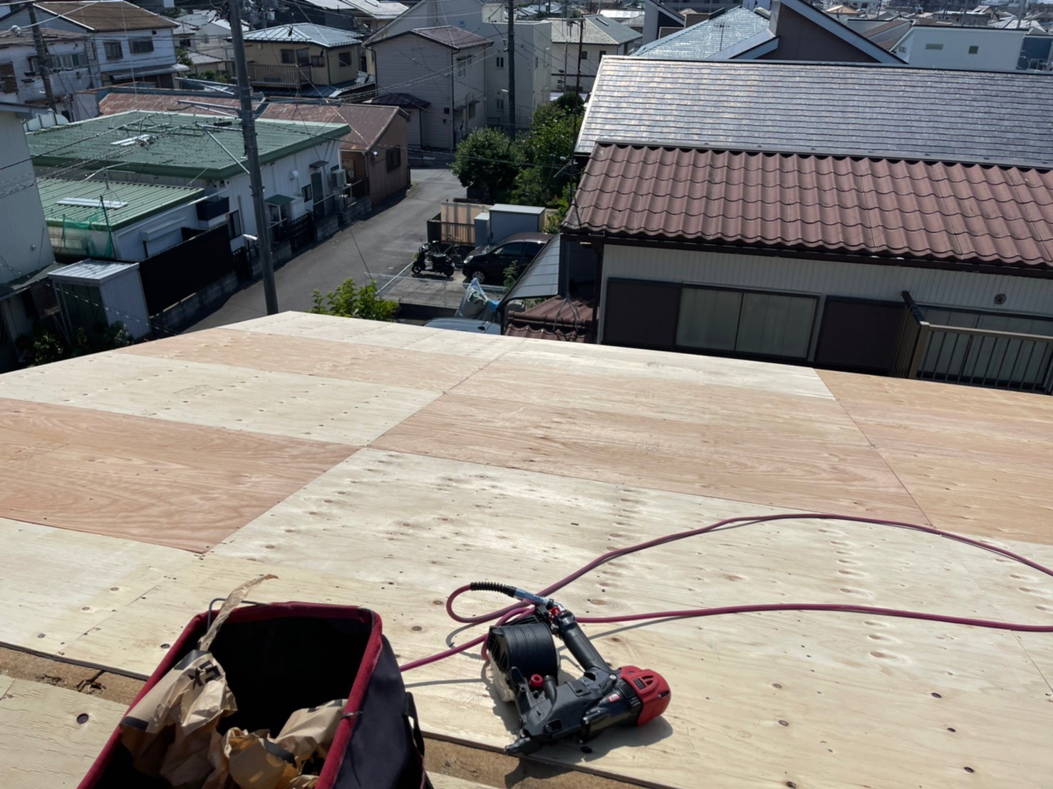 神奈川県茅ヶ崎市　金属屋根張り替え工事　野地板増し張り〜屋根防水の要！ルーフィングの敷設