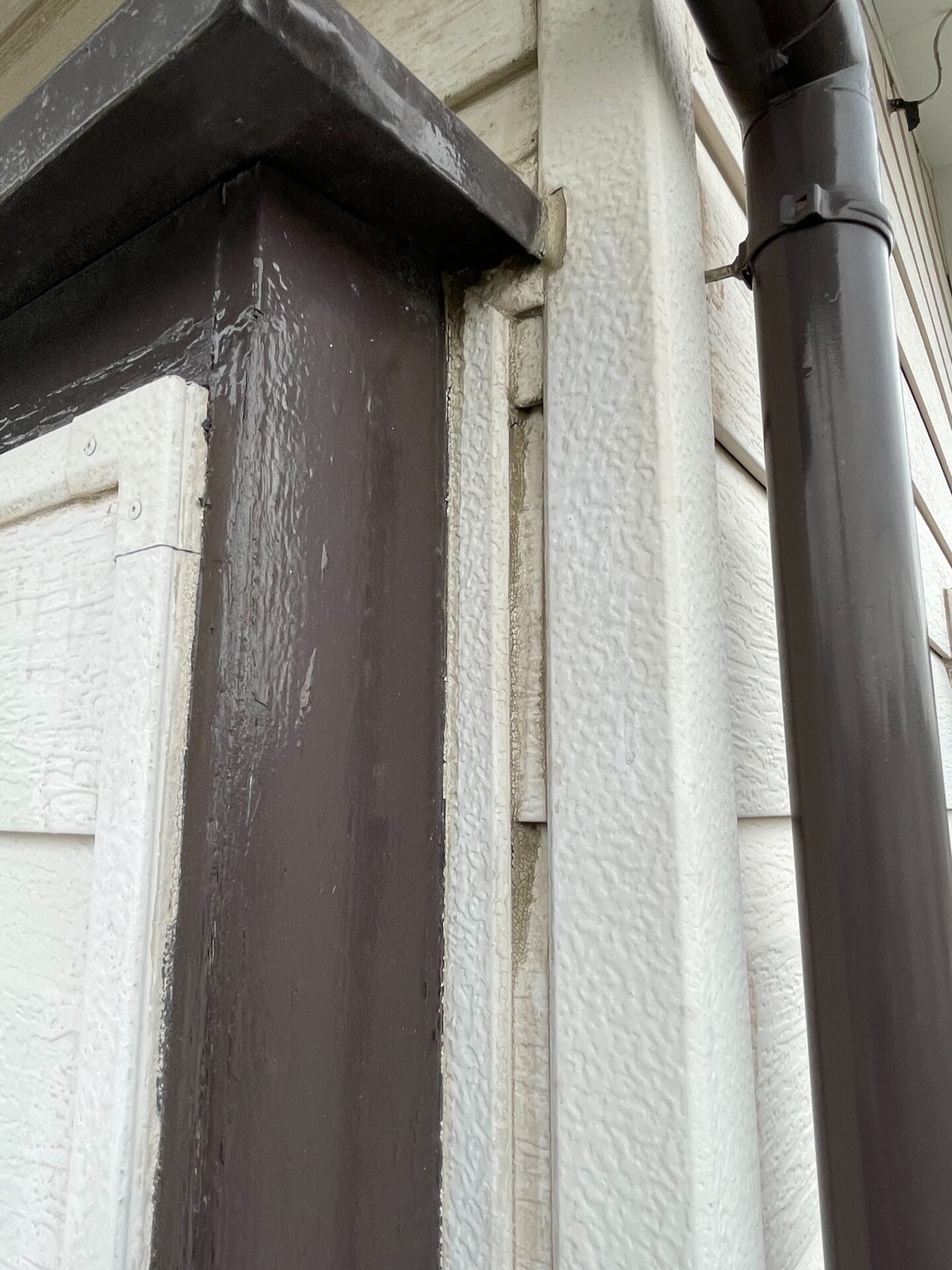 神奈川県平塚市　外壁塗装工事　木部塗装の剥がれは腐食の危険！