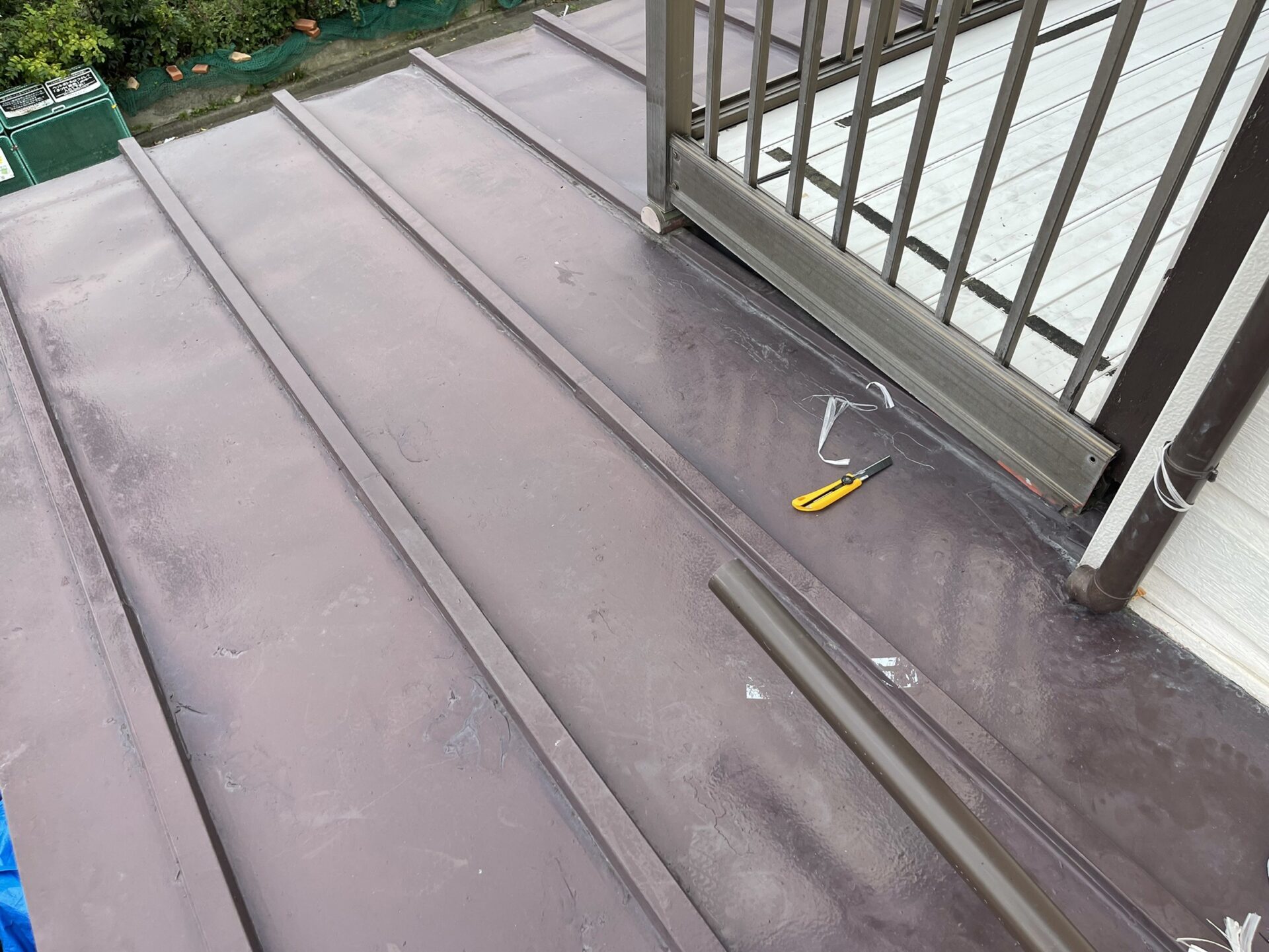 神奈川県茅ヶ崎市　屋根塗装工事　施工前の瓦棒屋根　塗装の剥がれは要注意！