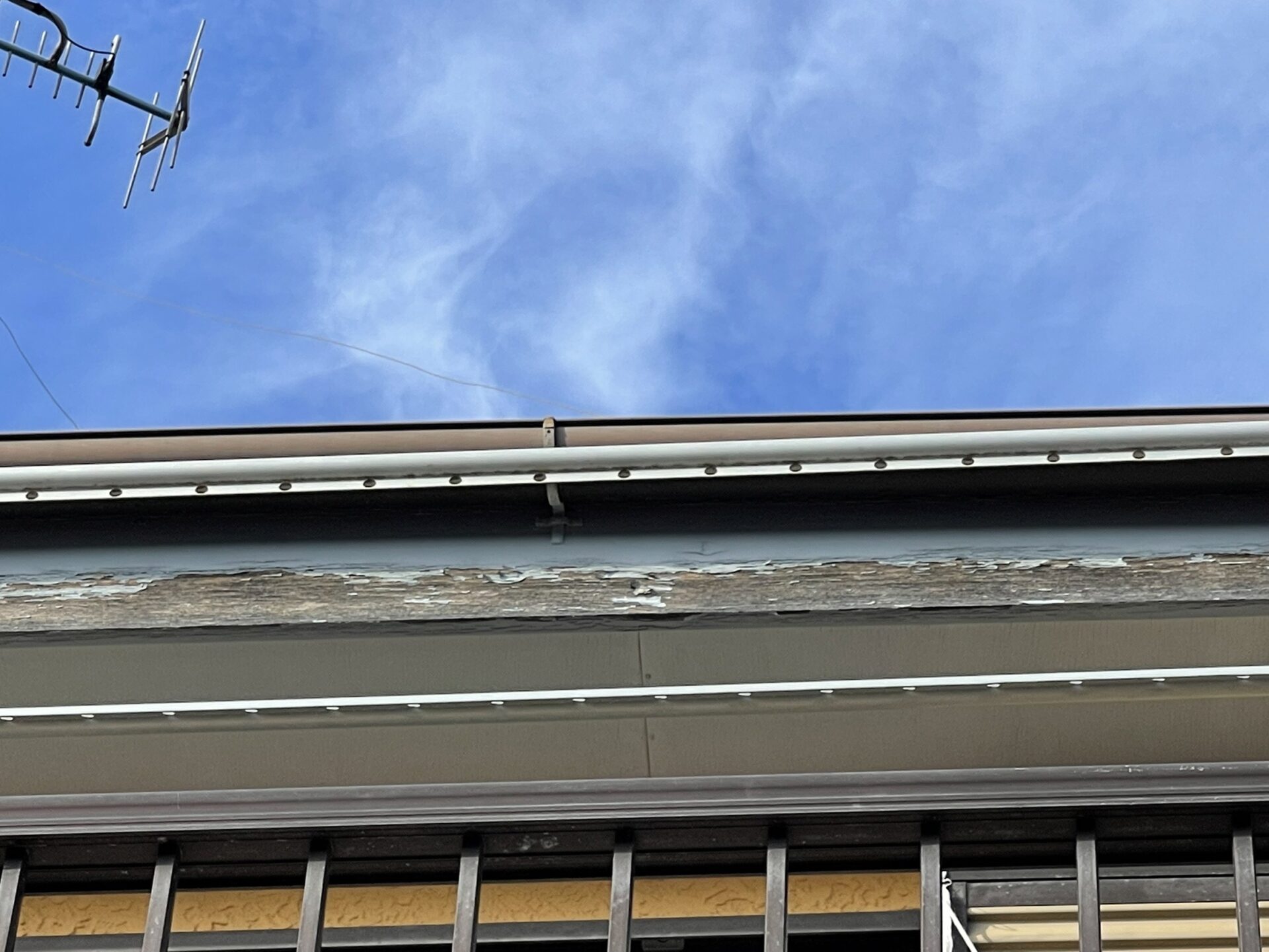 神奈川県茅ヶ崎市　外壁塗装工事　破風板と軒天井の劣化症状