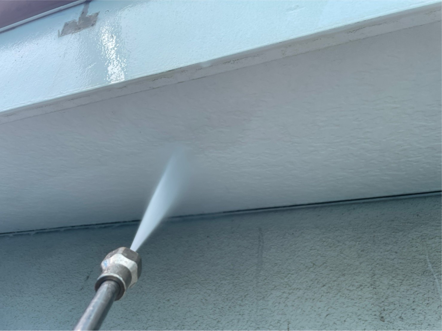 神奈川県茅ヶ崎市　外壁塗装・屋根カバー工事　塗装前の高圧洗浄作業