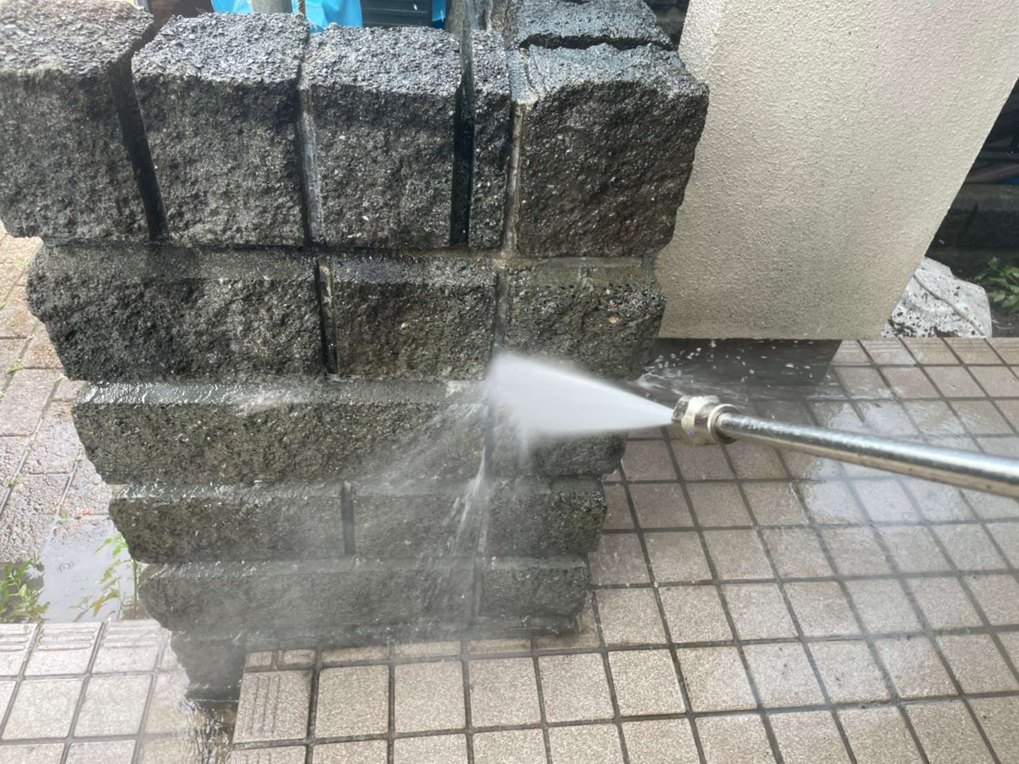 神奈川県茅ヶ崎市　外壁塗装・屋根カバー工事　土間タイルと塀の洗浄作業