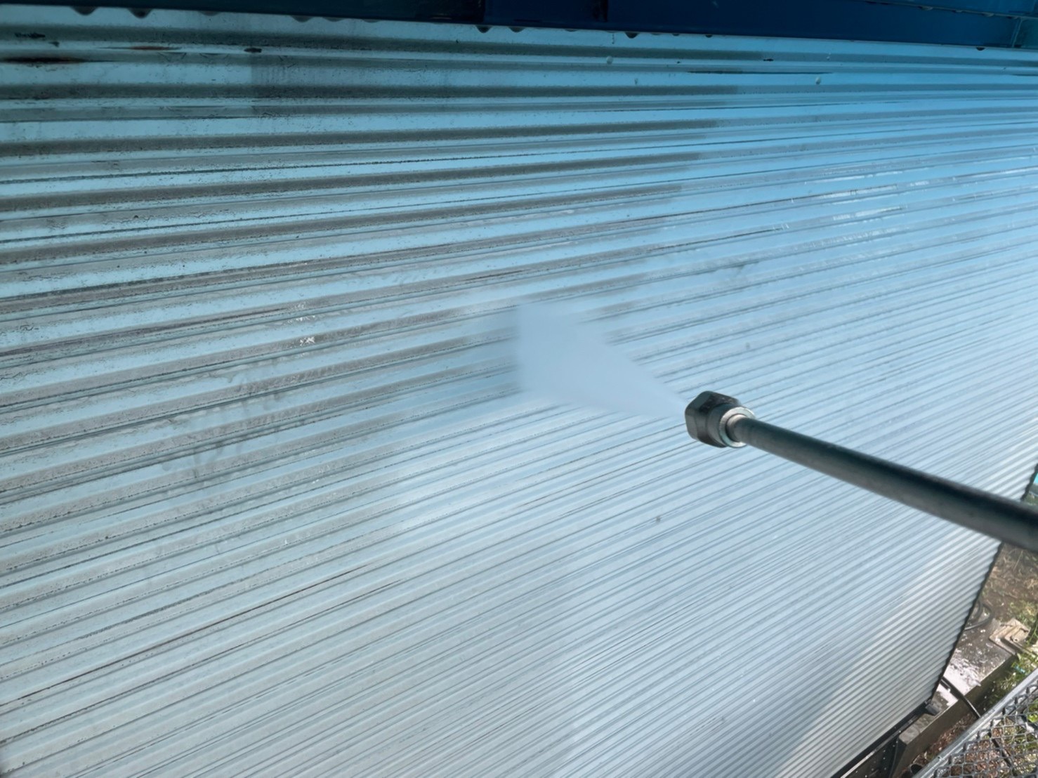 神奈川県茅ヶ崎市　外壁塗装・屋根カバー工事　高圧洗浄作業　玄関・濡れ縁・シャッター・ベランダ