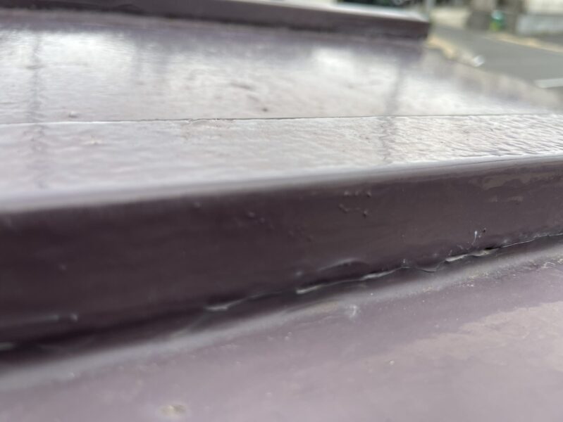 神奈川県茅ヶ崎市　屋根塗装工事　瓦棒屋根の塗装の剥がれに注意！放置するとどうなる？