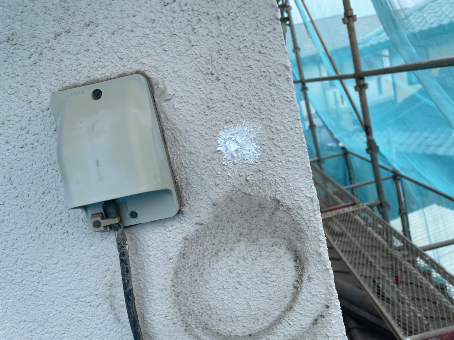 神奈川県茅ヶ崎市　外壁塗装・屋根カバー工事　外壁のビス穴シーリング補修
