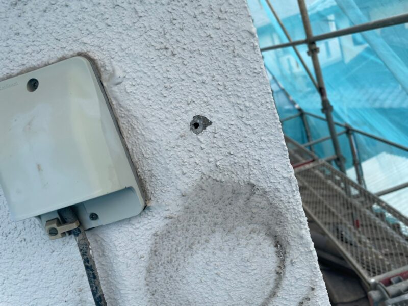 神奈川県茅ヶ崎市　外壁塗装・屋根カバー工事　外壁のビス穴シーリング補修