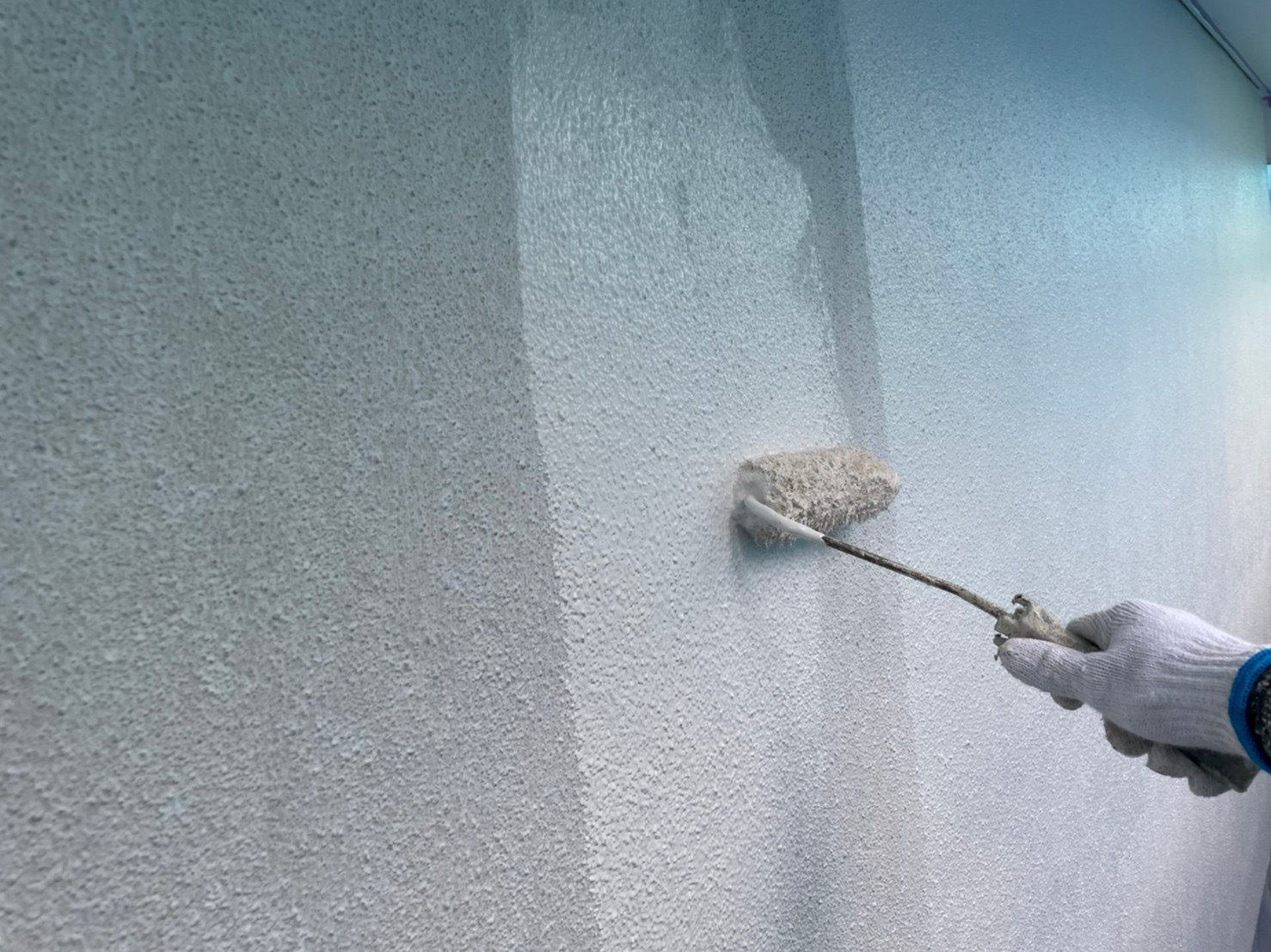 神奈川県茅ヶ崎市　外壁塗装・屋根カバー工事　外壁の下塗り　塗料は下塗り用と上塗り用があります！