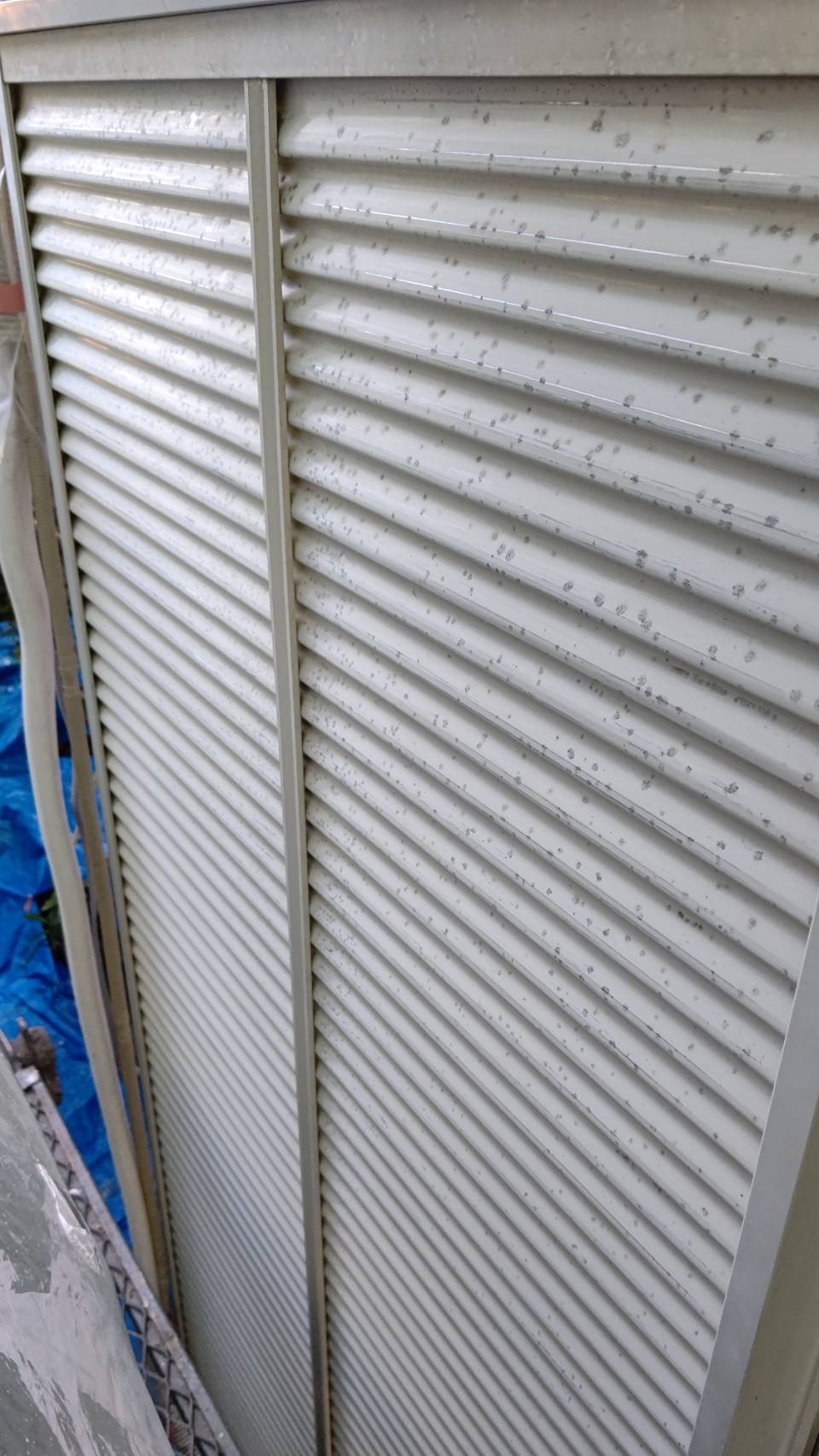 神奈川県茅ケ崎市　外壁塗装・屋根カバー工事　雨戸塗装　施工前と下地処理ケレン