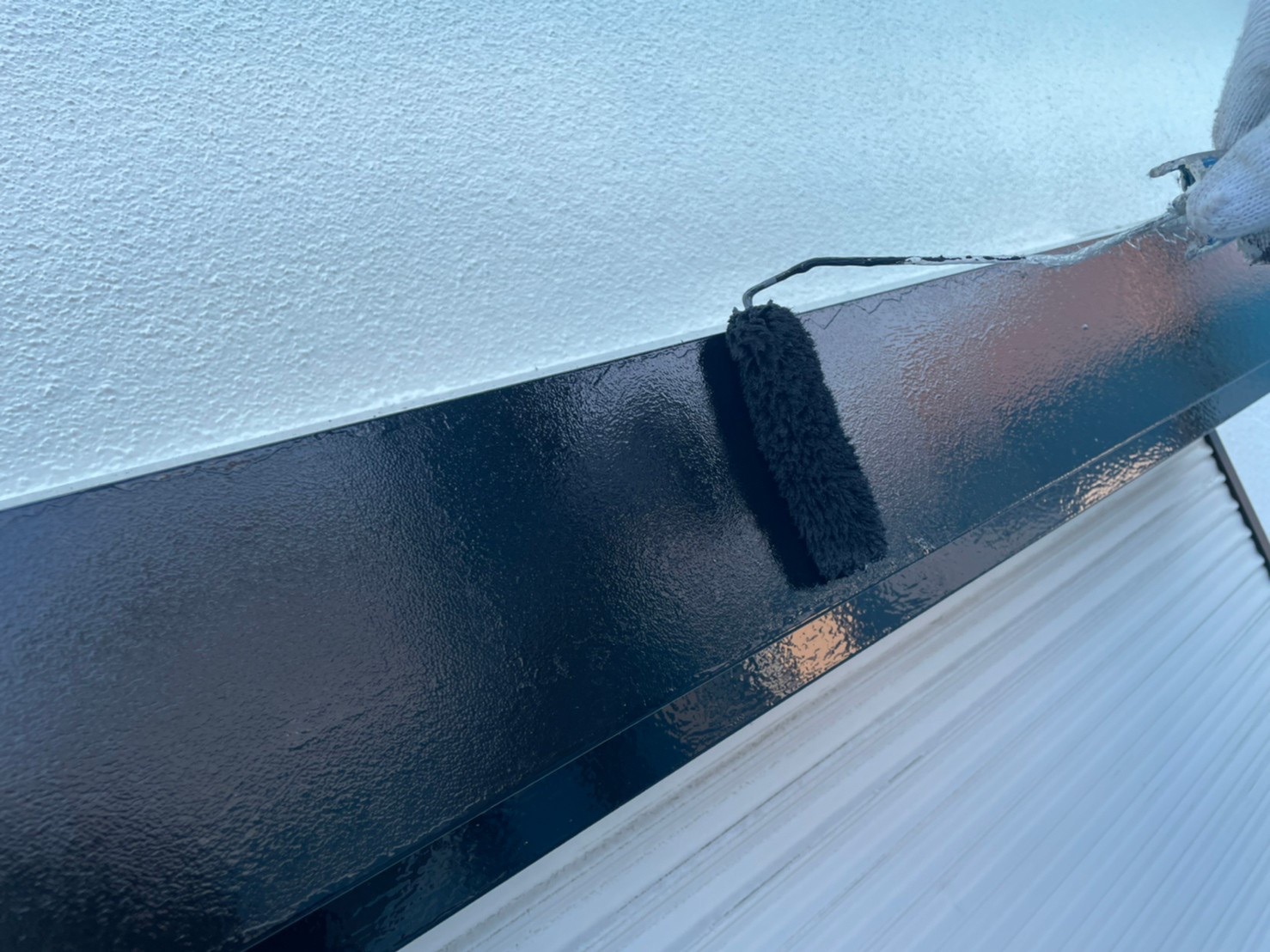 神奈川県茅ヶ崎市　外壁塗装・屋根カバー工事　シャッターボックスの上塗り1〜2回
