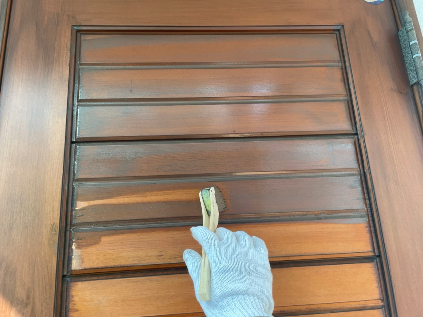 神奈川県茅ヶ崎市　外壁塗装・屋根カバー工事　木製玄関の仕上げ　上塗り2回目