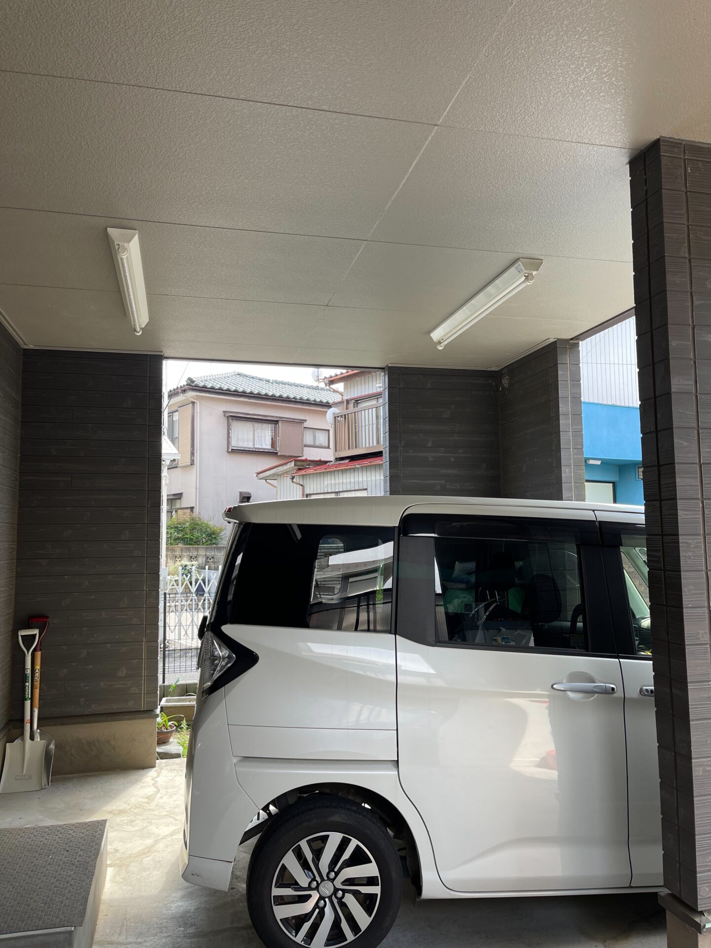 神奈川県藤沢市　外壁塗装工事　車庫天井の塗装