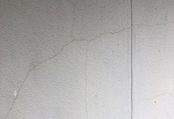 神奈川県藤沢市　外壁塗装　雨樋修理　事前調査　クラック(ひび割れ)