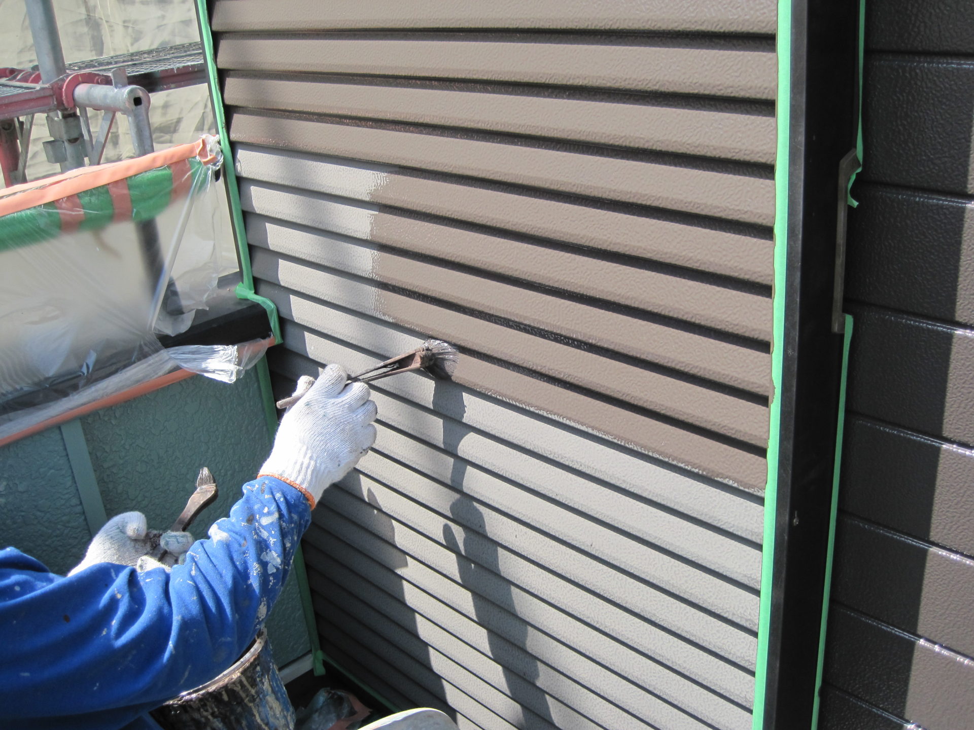 神奈川県茅ヶ崎市　外壁塗装　付帯塗装　雨戸塗装　施工者写真