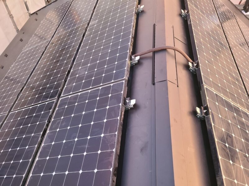 神奈川県茅ヶ崎市　屋根カバー工法工事　太陽光パネル復旧