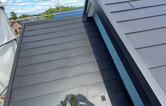 神奈川県茅ヶ崎市　屋根カバー工法工事　ガルバリウム鋼板金属屋根葺き