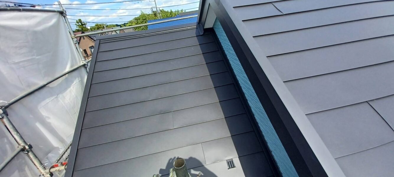 神奈川県茅ヶ崎市　屋根カバー工法工事　ガルバリウム鋼板金属屋根葺き