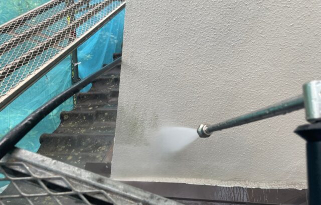 神奈川県茅ヶ崎市　外壁塗装・屋根カバー工事　塗装前の高圧洗浄作業