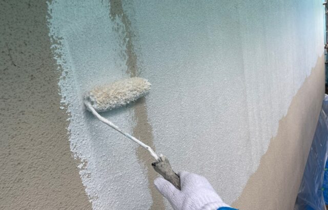 神奈川県茅ヶ崎市　外壁塗装・屋根カバー工事　外壁の下塗り　塗料は下塗り用と上塗り用があります！