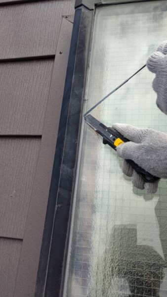 神奈川県茅ケ崎市　外壁塗装・屋根カバー工事　天窓のシーリング補修
