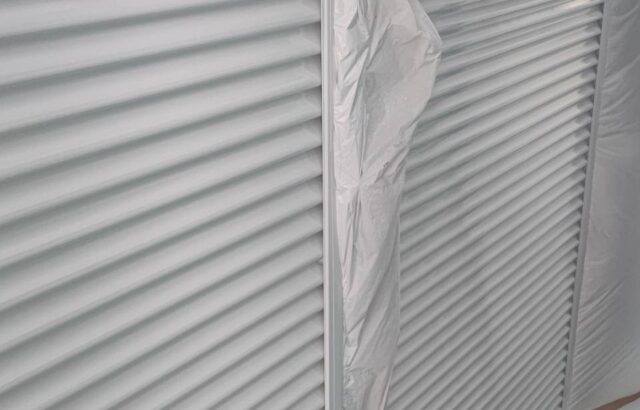 神奈川県茅ケ崎市　外壁塗装・屋根カバー工事　雨戸の上塗り　吹き付け塗装仕上げ