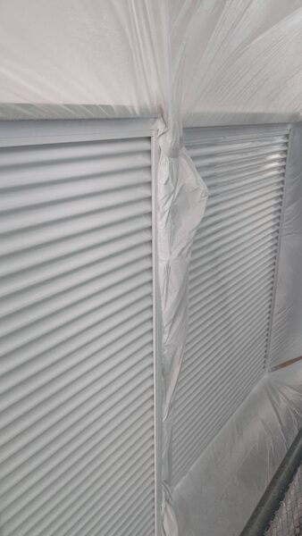 神奈川県茅ケ崎市　外壁塗装・屋根カバー工事　雨戸の上塗り　吹き付け塗装仕上げ