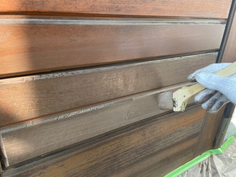 神奈川県茅ヶ崎市　外壁塗装・屋根カバー工事　木製玄関の仕上げ　上塗り2回目