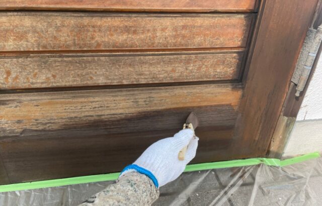 神奈川県茅ヶ崎市　外壁塗装・屋根カバー工事　木製玄関の塗装　ケレン〜上塗り1回目