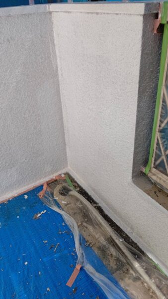 神奈川県茅ヶ崎市　外壁塗装・屋根カバー工事　ベランダ外壁の下塗り