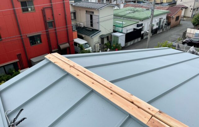 神奈川県茅ヶ崎市　金属屋根張替え工事　棟板金修理の重要性！