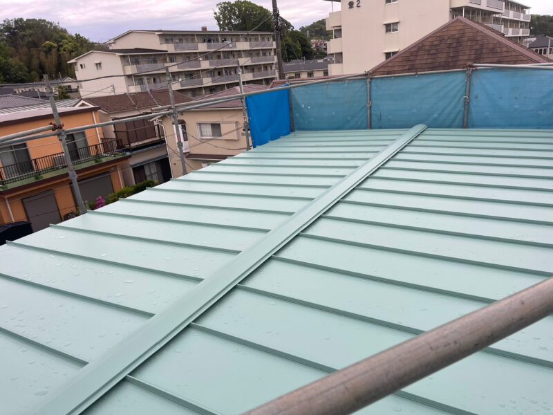 神奈川県茅ヶ崎市　屋根葺き替え工事　緩勾配屋根にも施工できる立平葺き