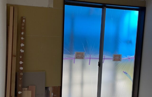 神奈川県茅ヶ崎市【外壁塗装工事】内装工事　窓とクローゼット設置箇所の壁下地ボード張り